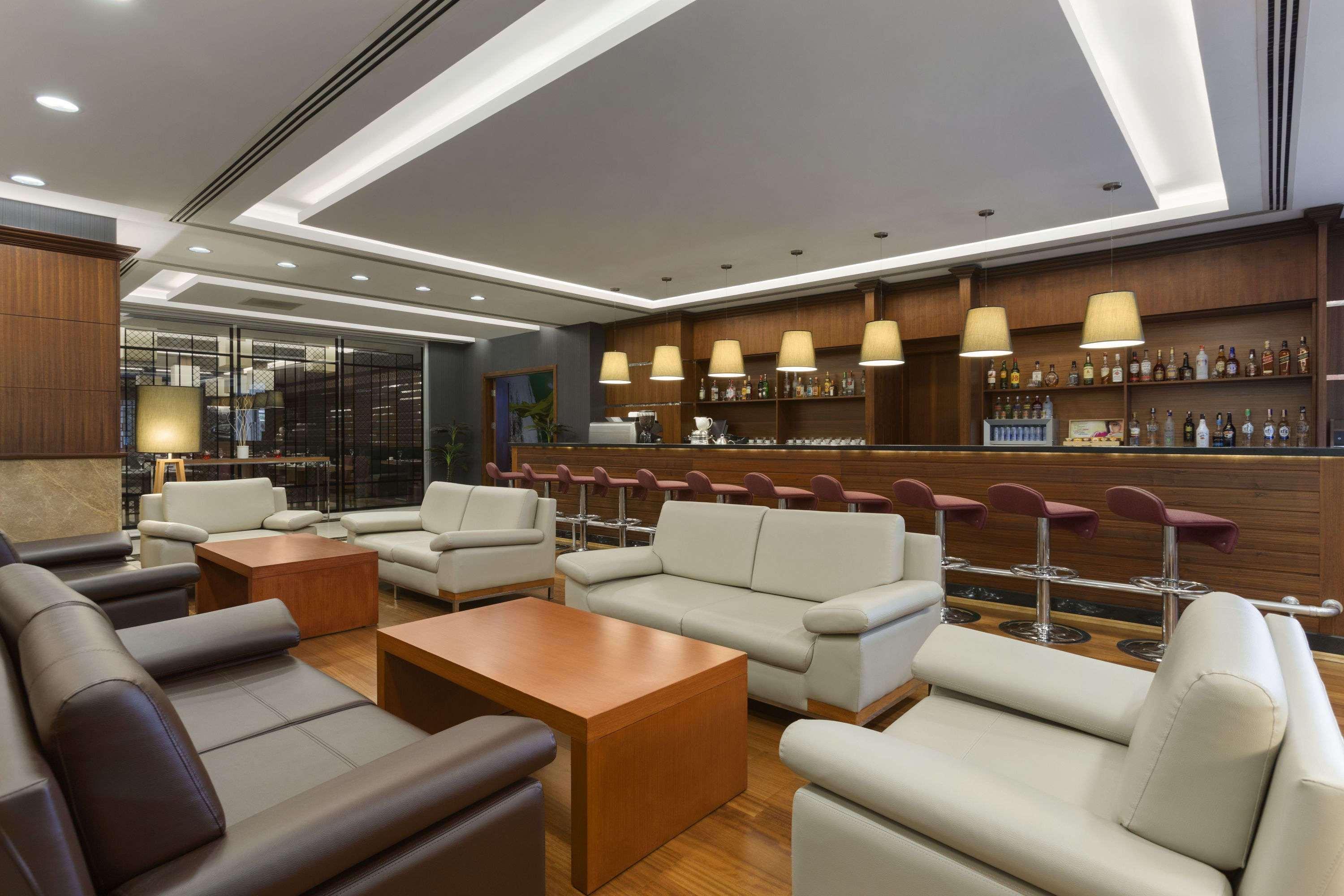 Ramada Plaza By Wyndham Izmit Hotel Kocaeli Luaran gambar The lounge at the airport