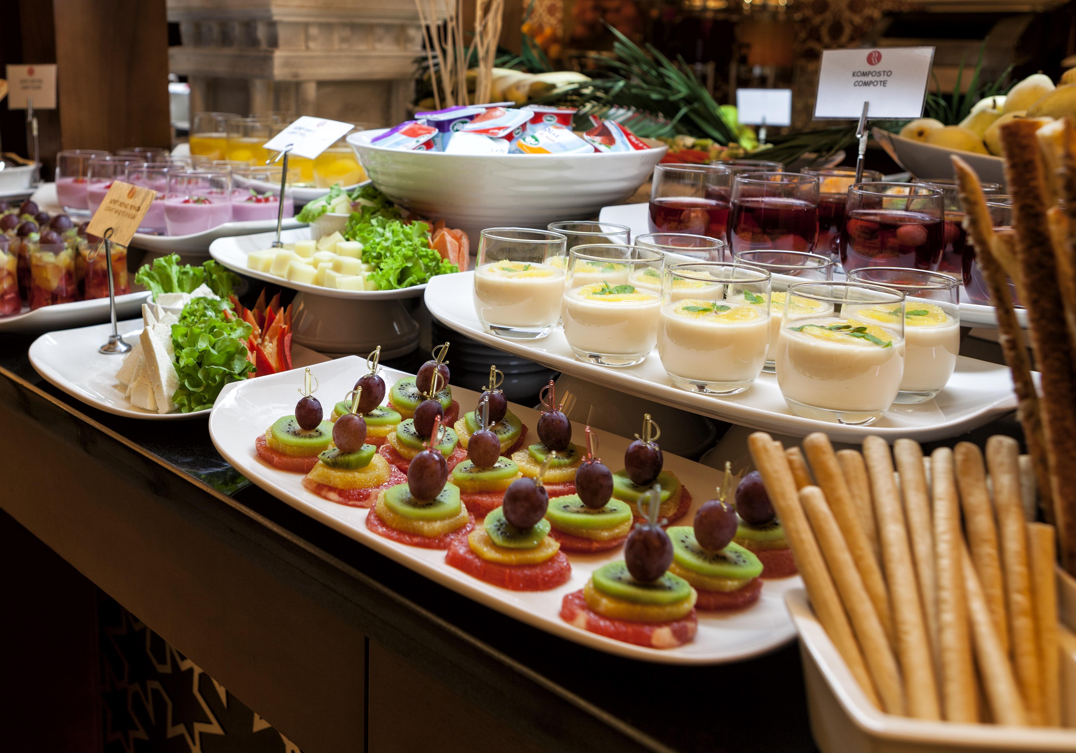 Ramada Plaza By Wyndham Izmit Hotel Kocaeli Luaran gambar A buffet at a hotel