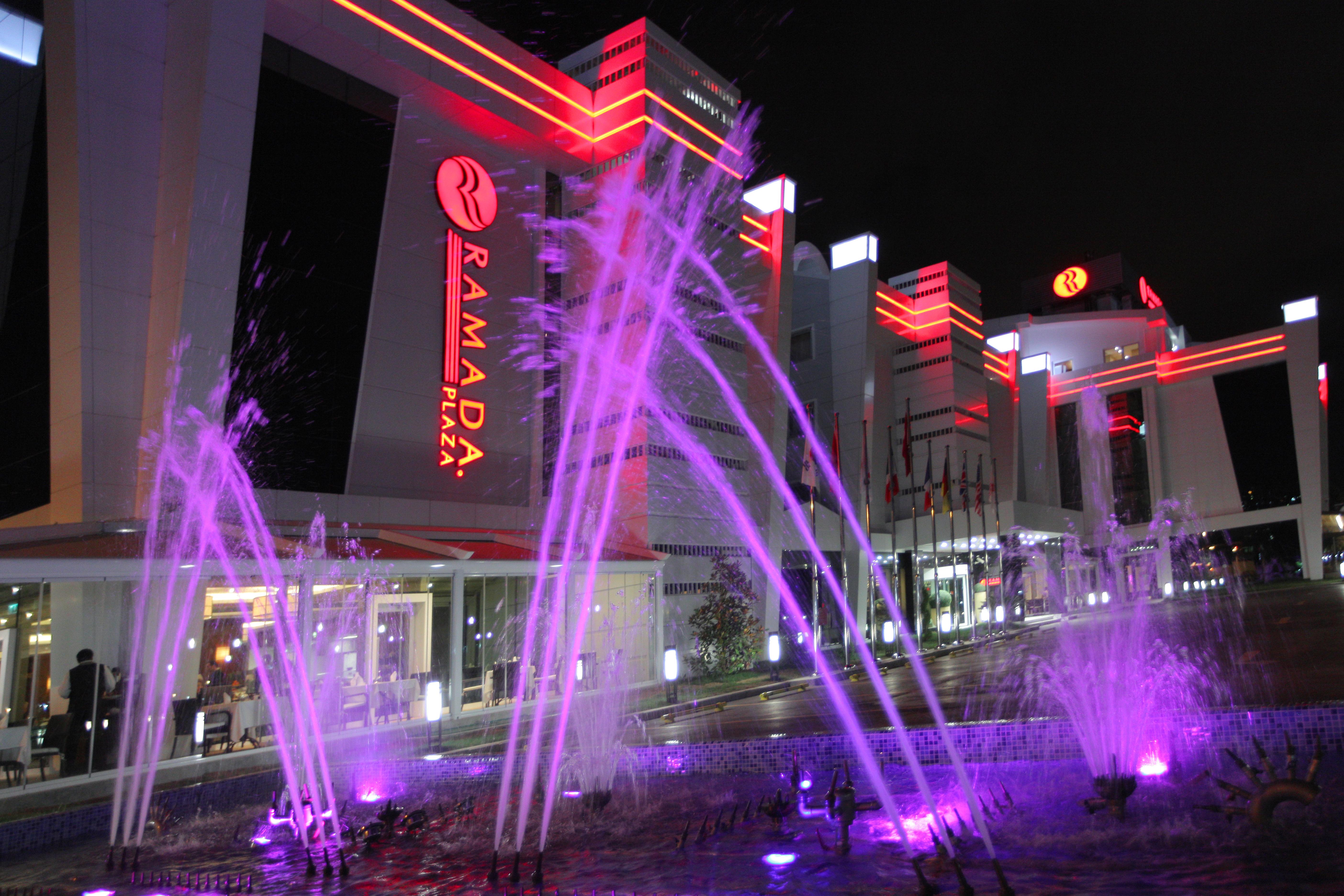 Ramada Plaza By Wyndham Izmit Hotel Kocaeli Luaran gambar Fountains at the hotel