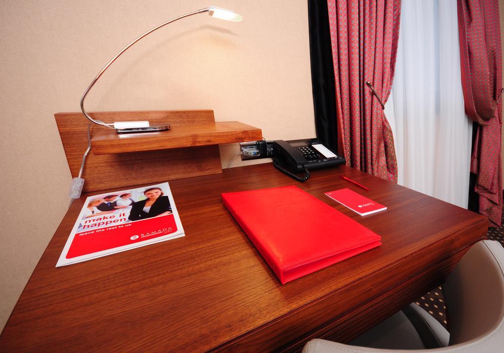 Ramada Plaza By Wyndham Izmit Hotel Kocaeli Luaran gambar A typical hotel room desk