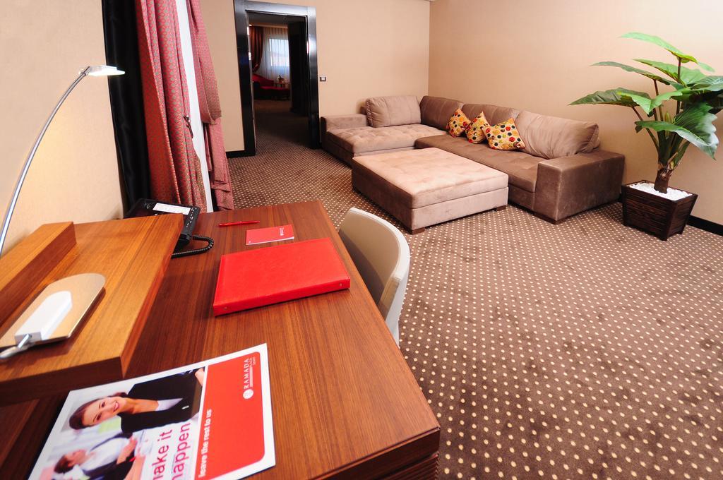 Ramada Plaza By Wyndham Izmit Hotel Kocaeli Luaran gambar A suite at the hotel