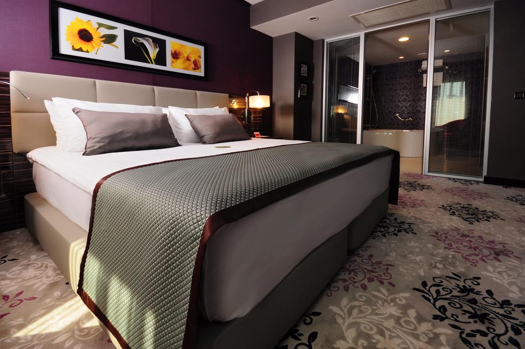 Ramada Plaza By Wyndham Izmit Hotel Kocaeli Luaran gambar A bedroom in the hotel