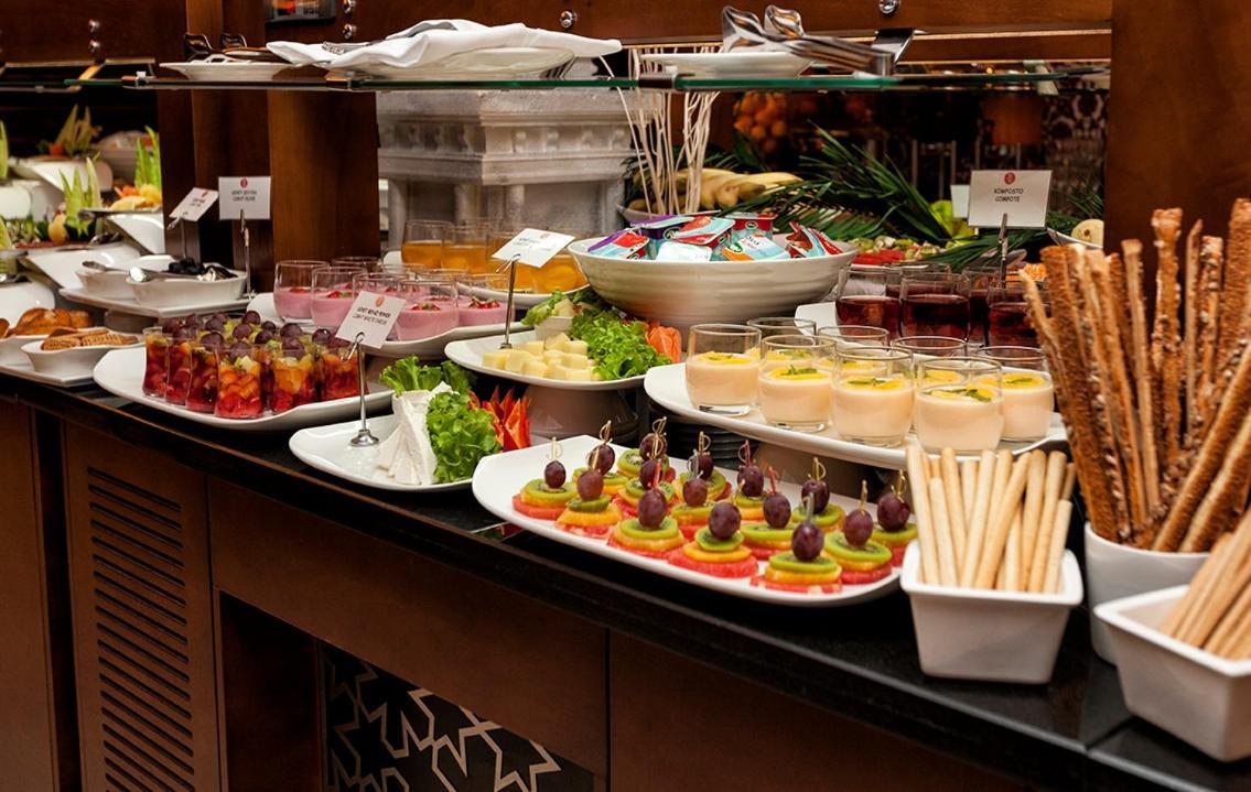 Ramada Plaza By Wyndham Izmit Hotel Kocaeli Luaran gambar A buffet